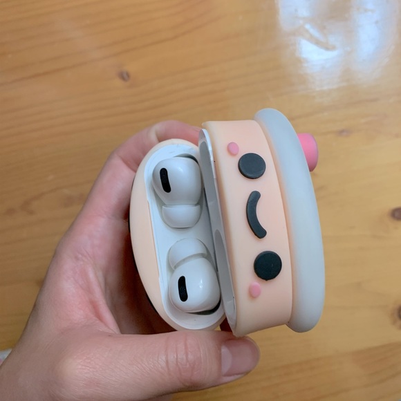 FREE W/ BUNDLE 📍 Cute Airpod Case 🧋 - Picture 3 of 5